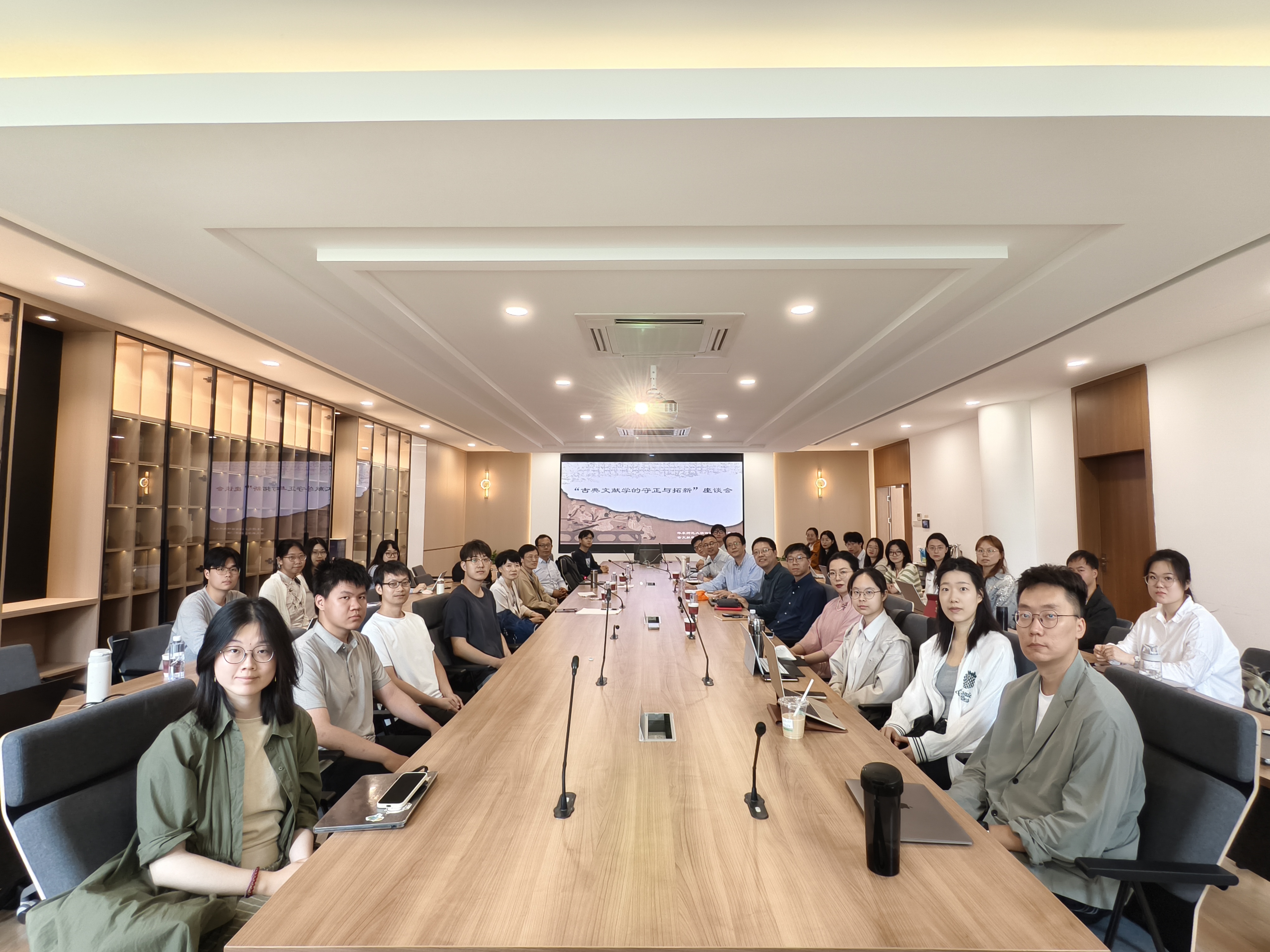 座谈会回顾｜“古典文献学”的守...